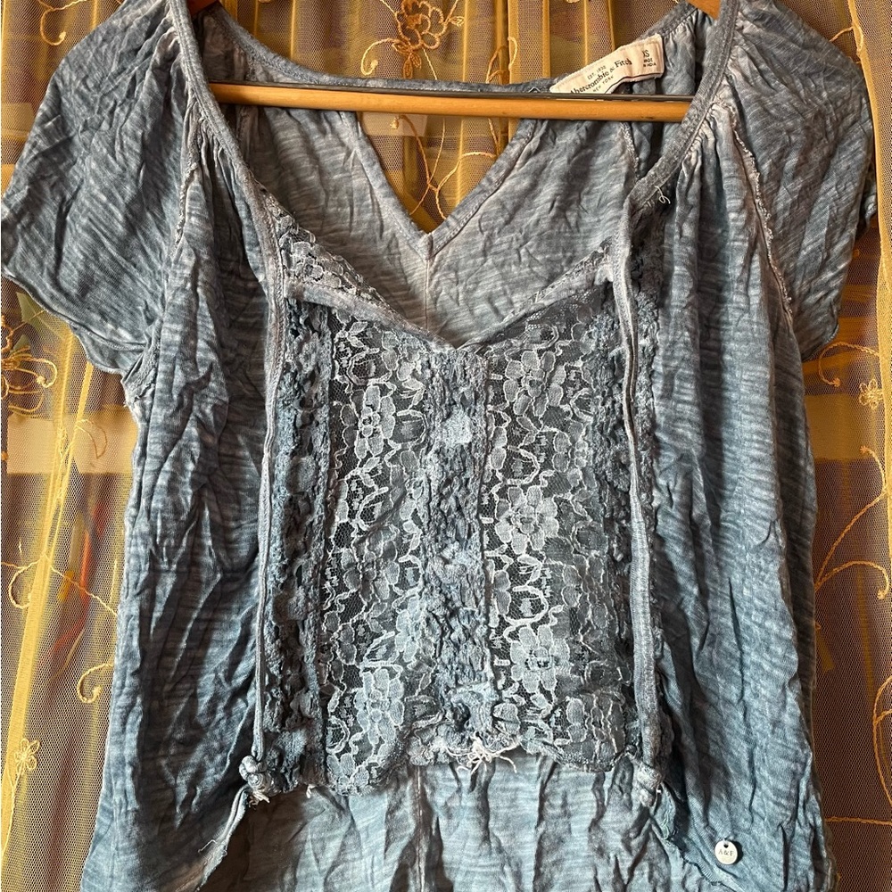 Abercrombie and fitch top gray lace short sleeve crop